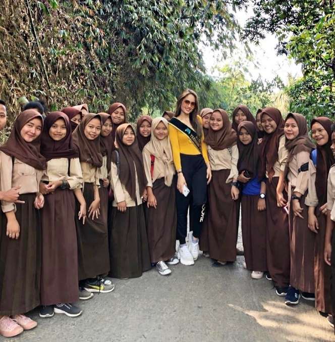 Potret Kedekatan Cinta Laura Bersama Anak Asuhnya