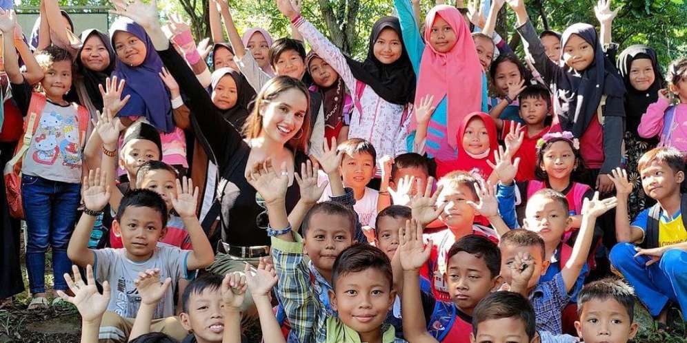 Potret Kedekatan Cinta Laura Bersama Anak Asuhnya