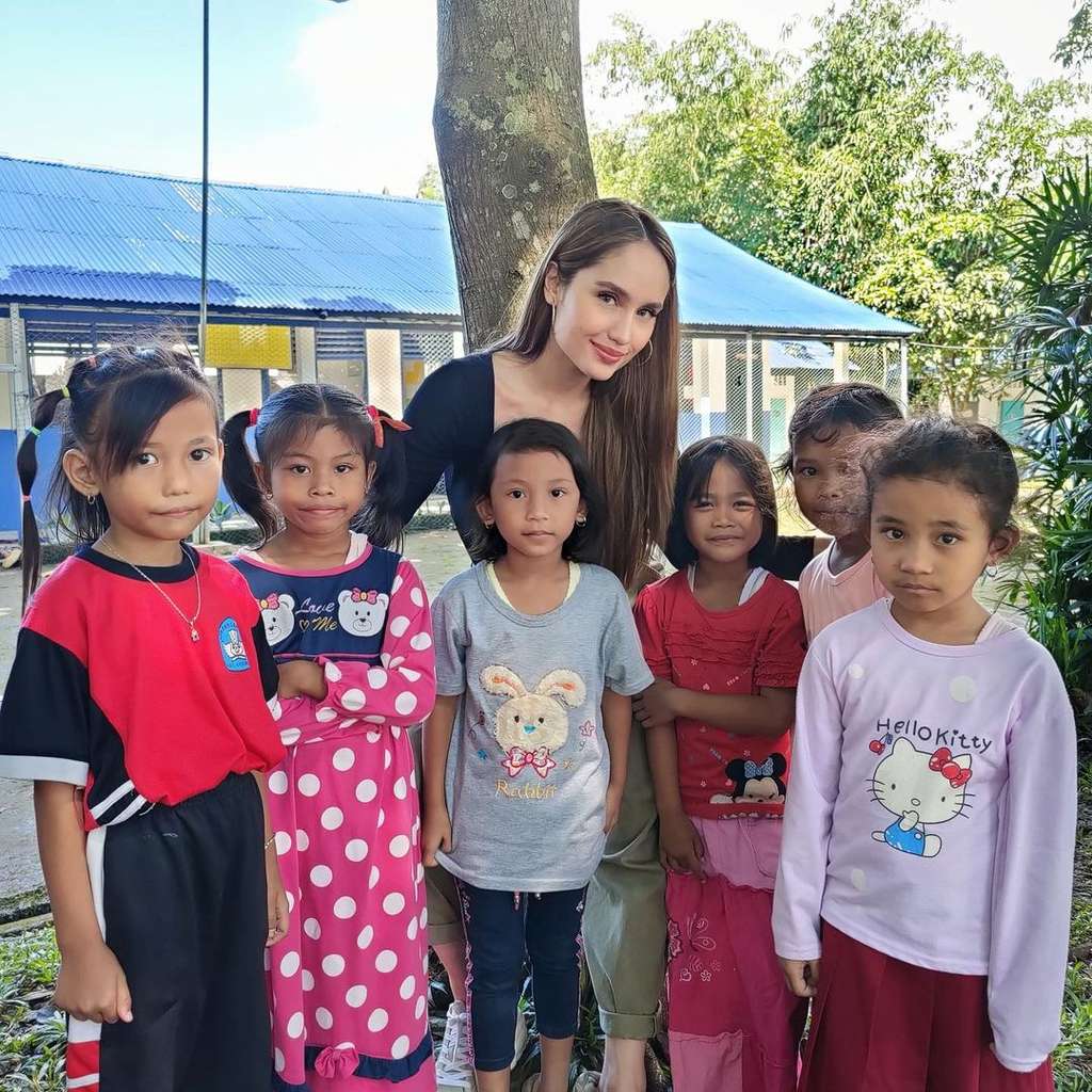 Potret Kedekatan Cinta Laura Bersama Anak Asuhnya