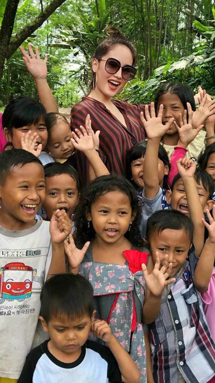 Potret Kedekatan Cinta Laura Bersama Anak Asuhnya