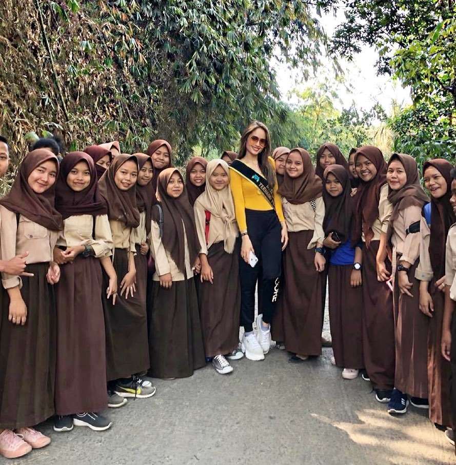 Potret Kedekatan Cinta Laura Bersama Anak Asuhnya