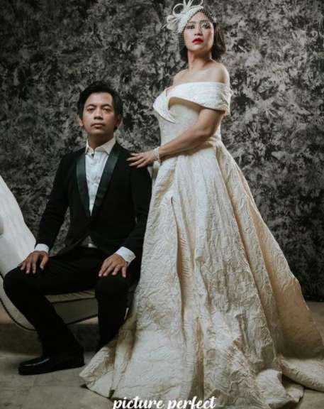 8 Foto Sri Ayu, Istri Cantik Rian D’masiv yang Jarang Tersorot