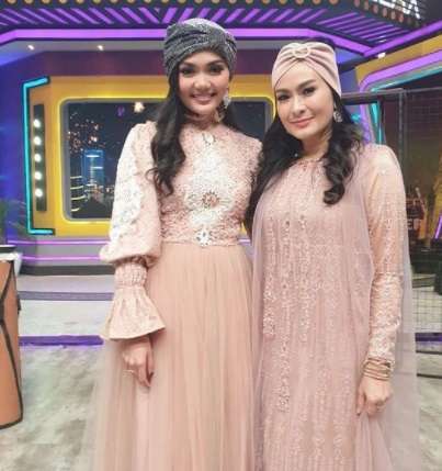 8 Potret Rina Nose Tiru Gaya Seleb Lain, Mana Paling Mirip?
