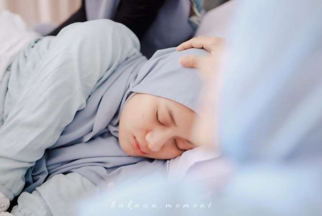 11 Momen Berkesan Rey Mbayang Temani Dinda Hauw Melahirkan