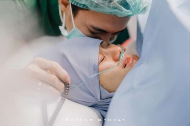 11 Momen Berkesan Rey Mbayang Temani Dinda Hauw Melahirkan