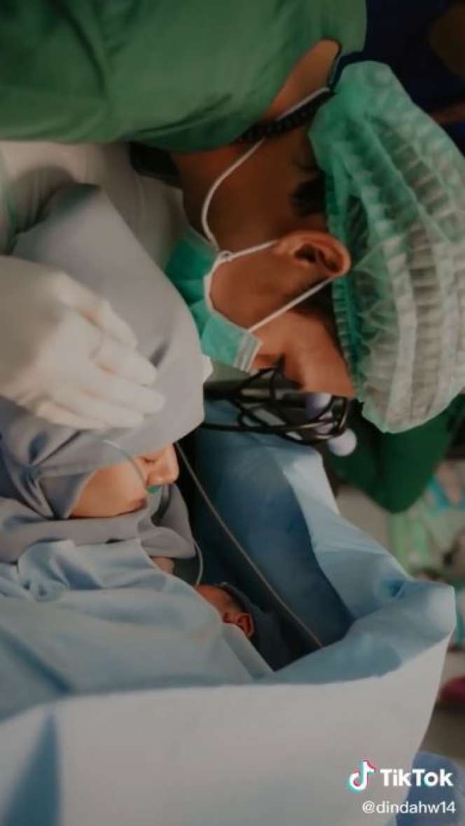 11 Momen Berkesan Rey Mbayang Temani Dinda Hauw Melahirkan
