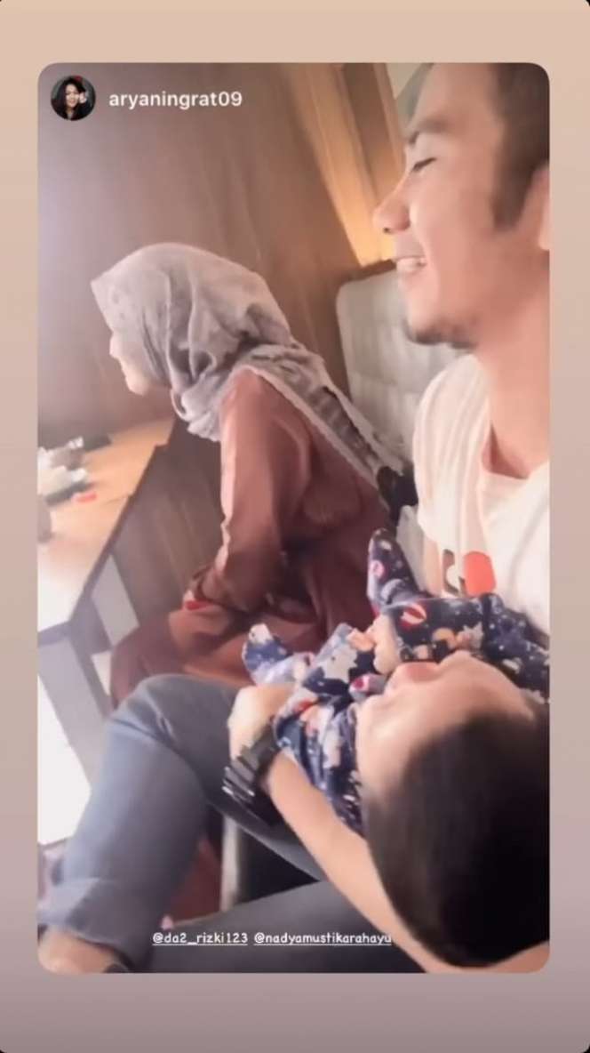 Momen Langka, 10 Potret Rizki DA dan Nadya Momong Anak Bareng