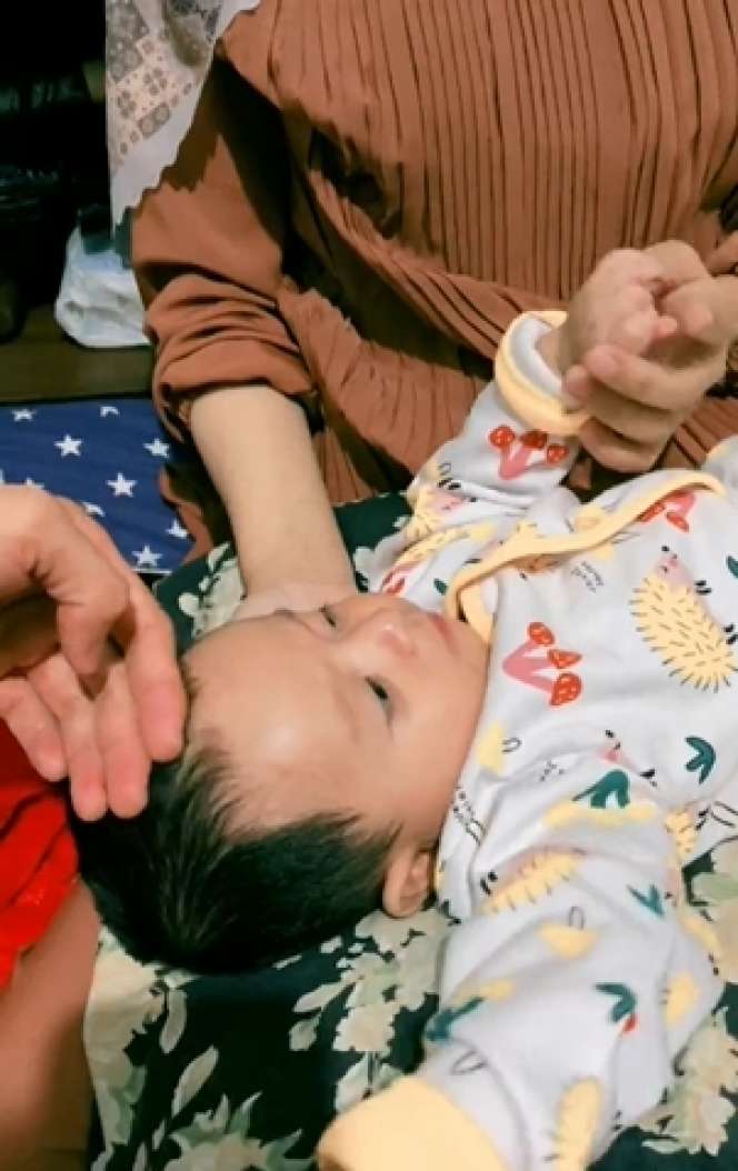 Momen Langka, 10 Potret Rizki DA dan Nadya Momong Anak Bareng