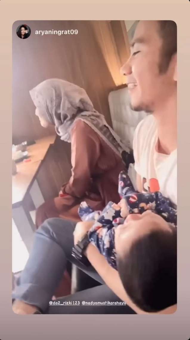 Momen Langka, 10 Potret Rizki DA dan Nadya Momong Anak Bareng