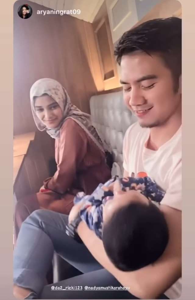 Momen Langka, 10 Potret Rizki DA dan Nadya Momong Anak Bareng