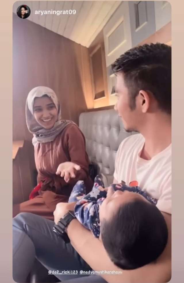 Momen Langka, 10 Potret Rizki DA dan Nadya Momong Anak Bareng