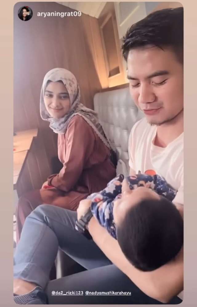 Momen Langka, 10 Potret Rizki DA dan Nadya Momong Anak Bareng