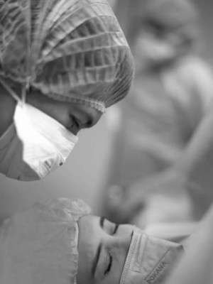 Bukti Suami Siaga, 5 Momen Artis Dampingi Istri Lahiran 