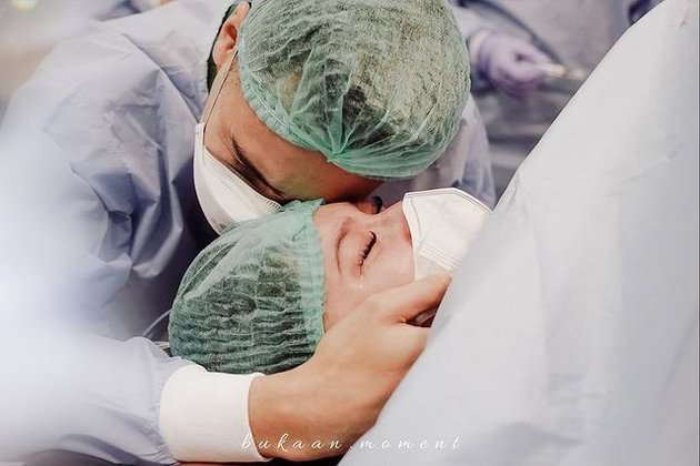 Bukti Suami Siaga, 5 Momen Artis Dampingi Istri Lahiran 
