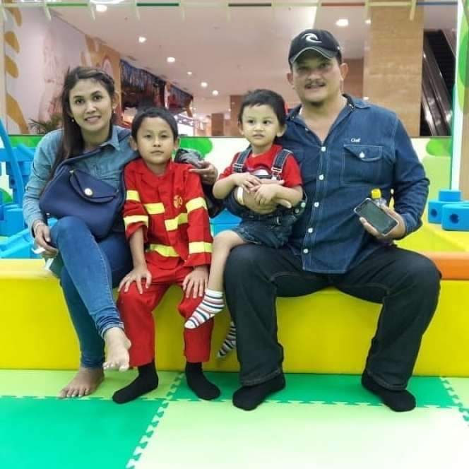 Potret Keluarga Kecil Mantan Suami Suzanna, Jarang Terekspos!