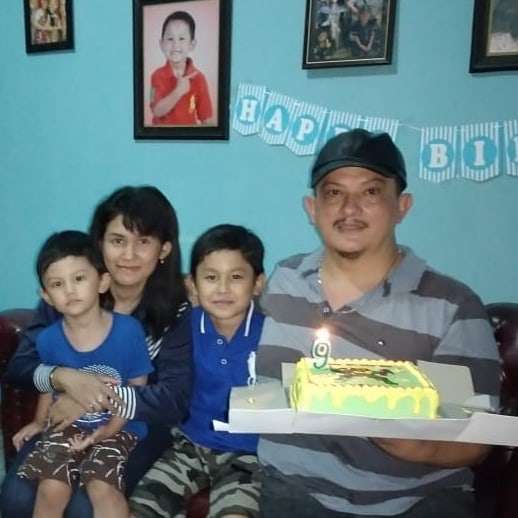 Potret Keluarga Kecil Mantan Suami Suzanna, Jarang Terekspos!