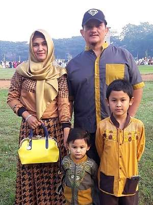 Potret Keluarga Kecil Mantan Suami Suzanna, Jarang Terekspos!