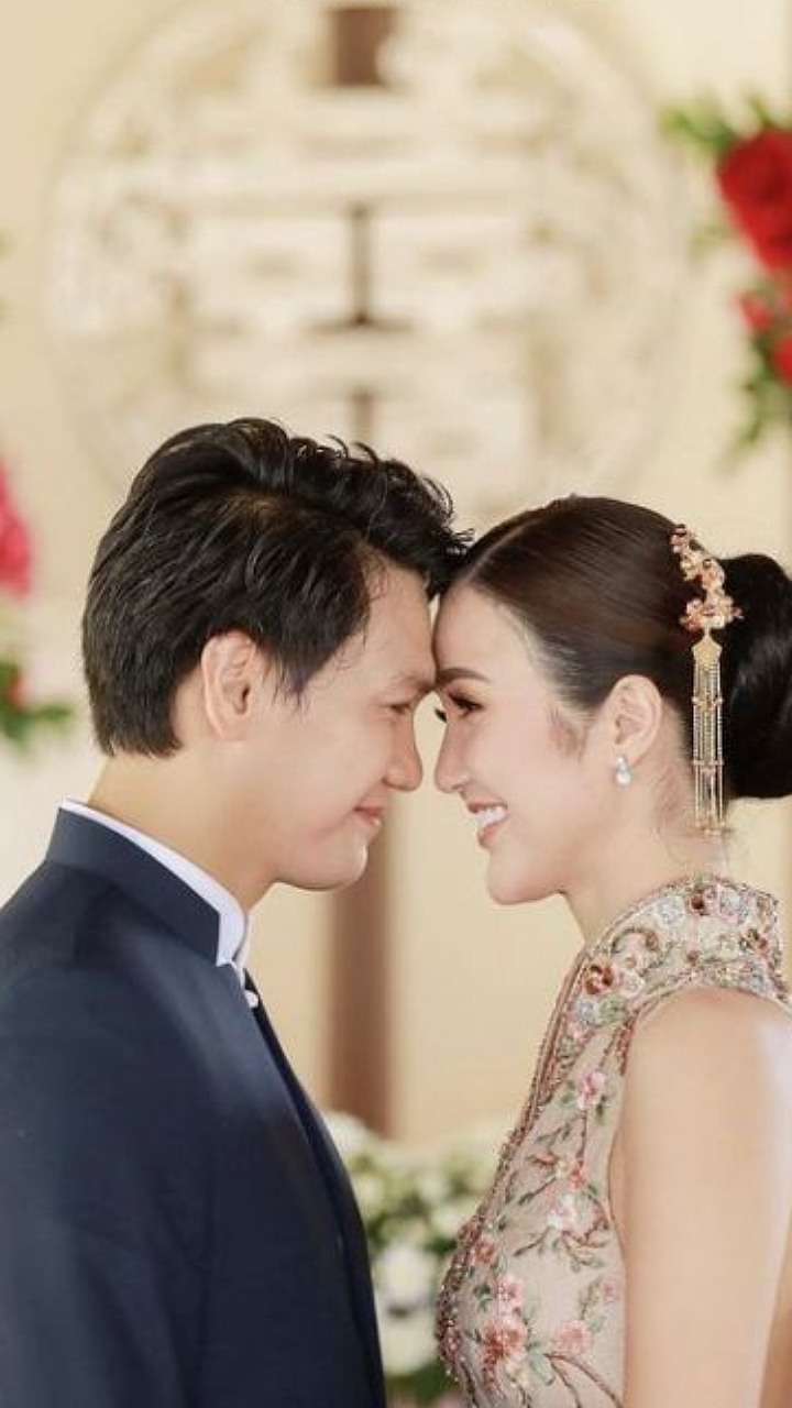 Momen Romantis Pertunangan Sonia Fergina, Calon Suami Disorot