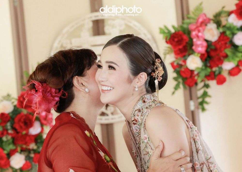 Momen Romantis Pertunangan Sonia Fergina, Calon Suami Disorot