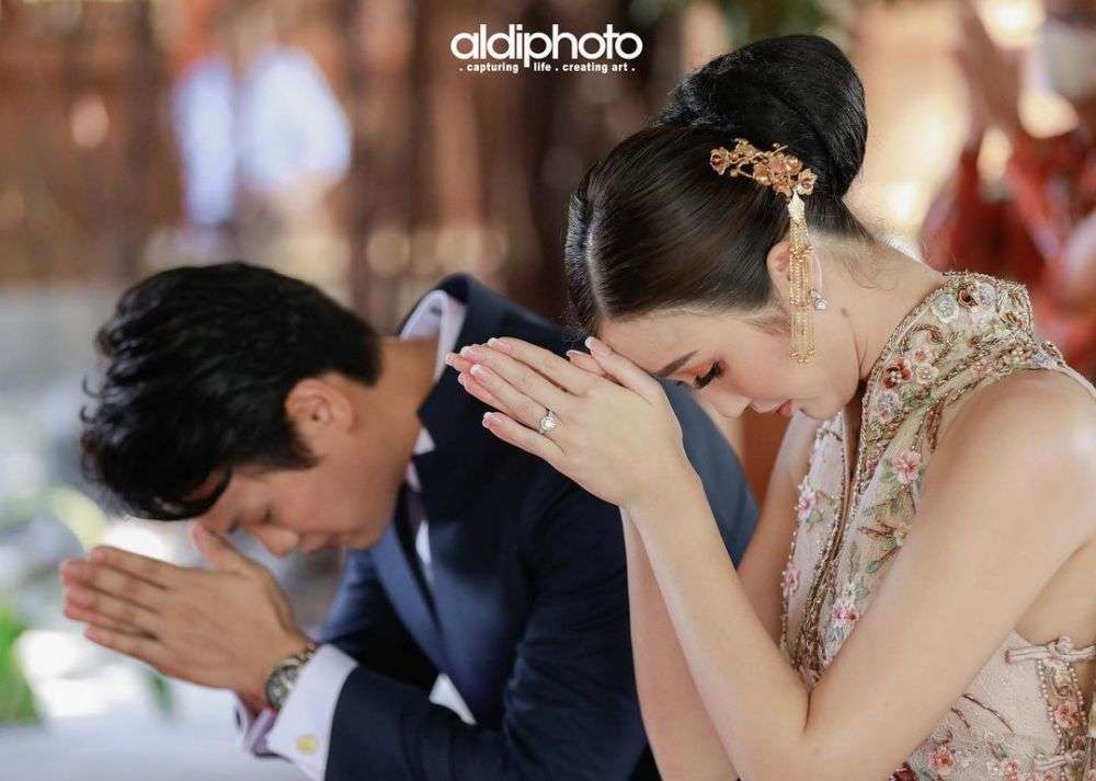 Momen Romantis Pertunangan Sonia Fergina, Calon Suami Disorot
