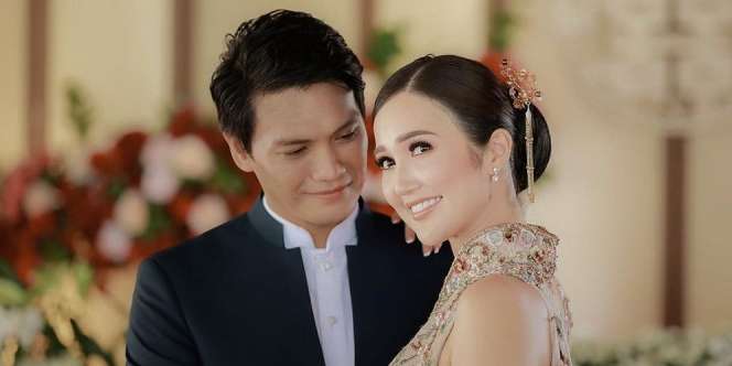 Momen Romantis Pertunangan Sonia Fergina, Calon Suami Disorot