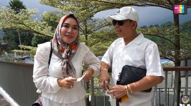 9 Foto Abdul Rozak Pakai Perhiasan Emas Segambreng di Jari