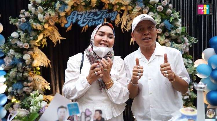 9 Foto Abdul Rozak Pakai Perhiasan Emas Segambreng di Jari