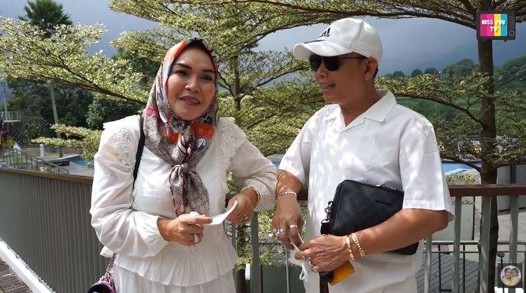 9 Foto Abdul Rozak Pakai Perhiasan Emas Segambreng di Jari