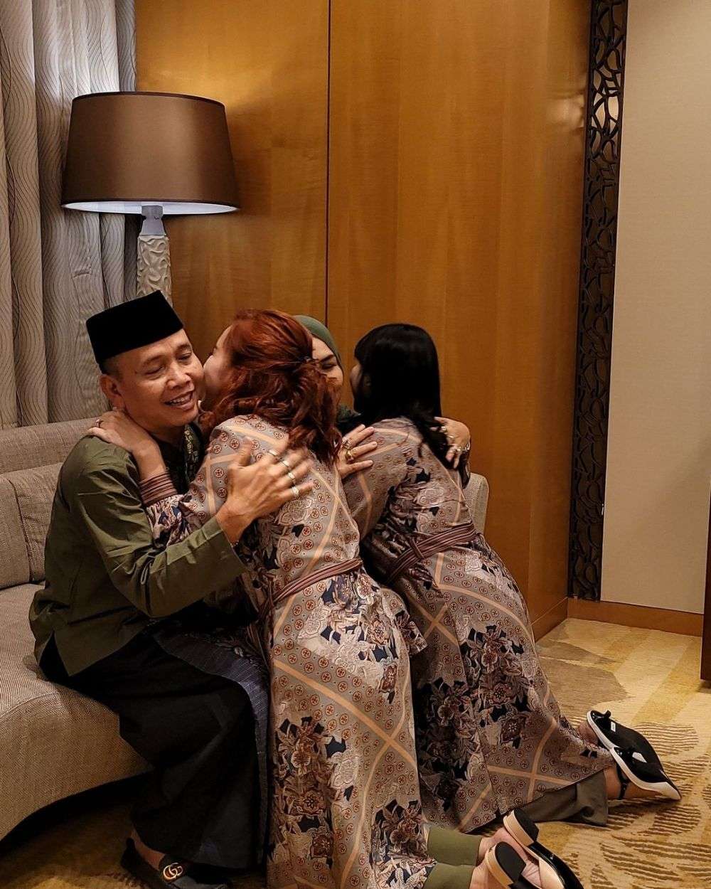 9 Foto Abdul Rozak Pakai Perhiasan Emas Segambreng di Jari