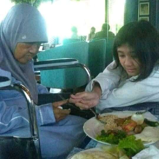 10 Momen Pertemuan Ibu Nike Ardilla dan Amel, Penuh Haru!