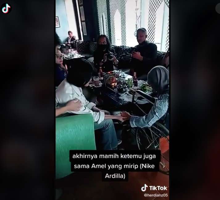 10 Momen Pertemuan Ibu Nike Ardilla dan Amel, Penuh Haru!
