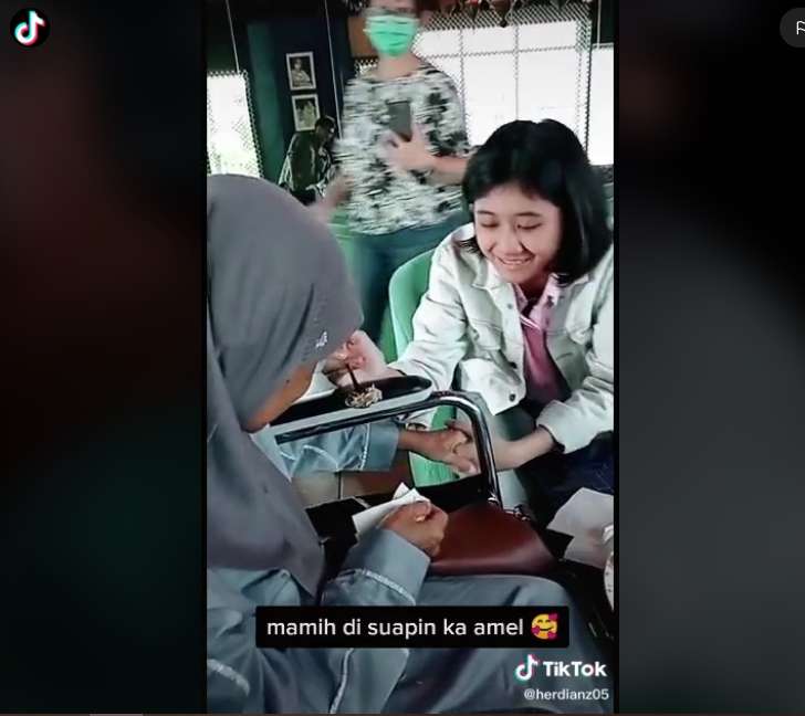 10 Momen Pertemuan Ibu Nike Ardilla dan Amel, Penuh Haru!