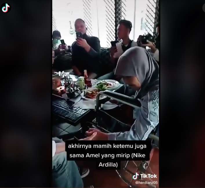 10 Momen Pertemuan Ibu Nike Ardilla dan Amel, Penuh Haru!