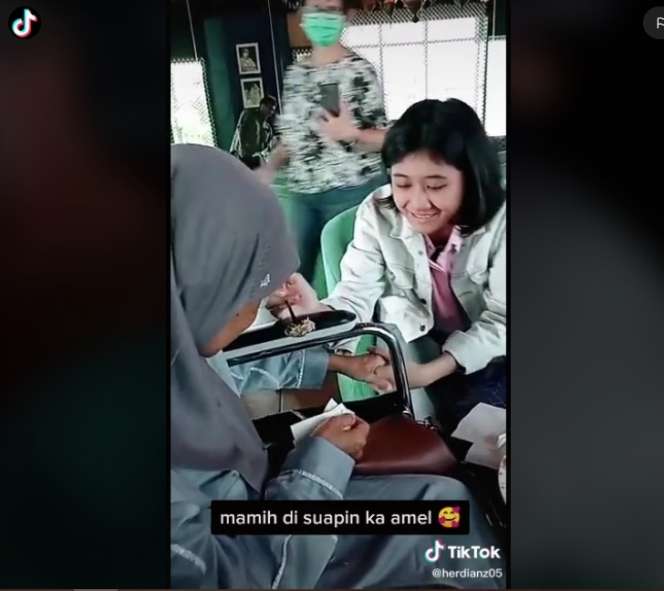10 Momen Pertemuan Ibu Nike Ardilla dan Amel, Penuh Haru!
