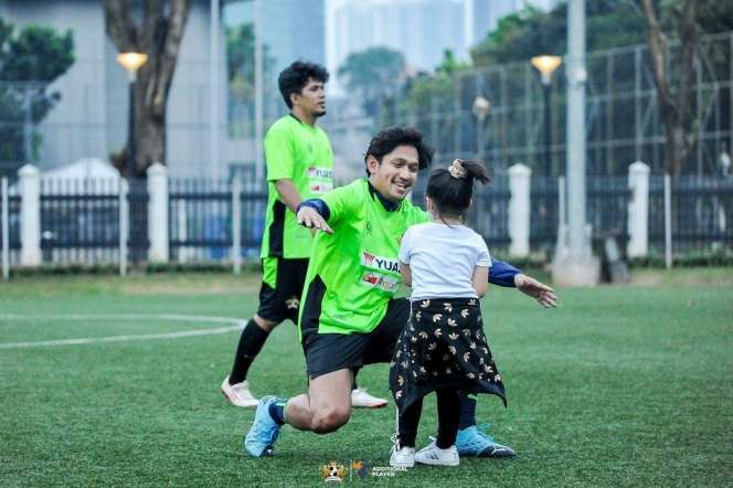 5 Ayah Sambung Rasa Bapak Kandung yang Tuai Sorotan