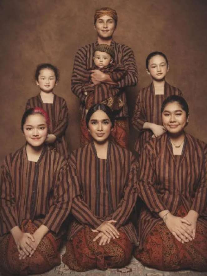 5 Ayah Sambung Rasa Bapak Kandung yang Tuai Sorotan