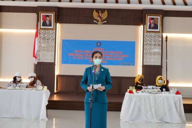 Suami Pejabat, Pesona 5 Seleb Cantik Berseragam Ibu-ibu PKK