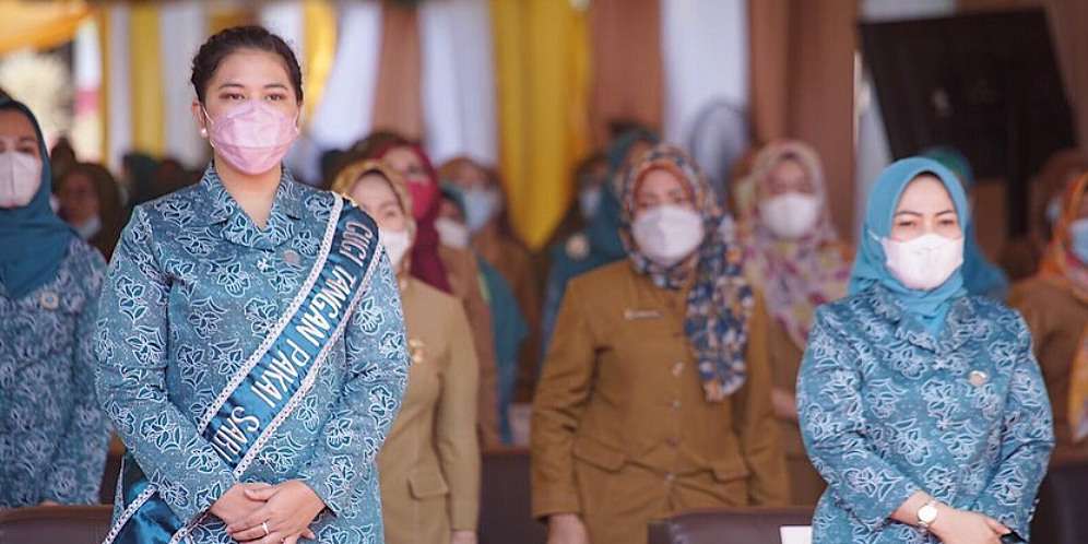 Suami Pejabat, Pesona 5 Seleb Cantik Berseragam Ibu-ibu PKK