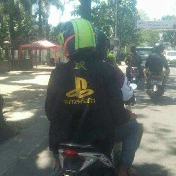 10 Tulisan Lucu di Baju Pengendara Motor, Terakhir Ngakak Abis