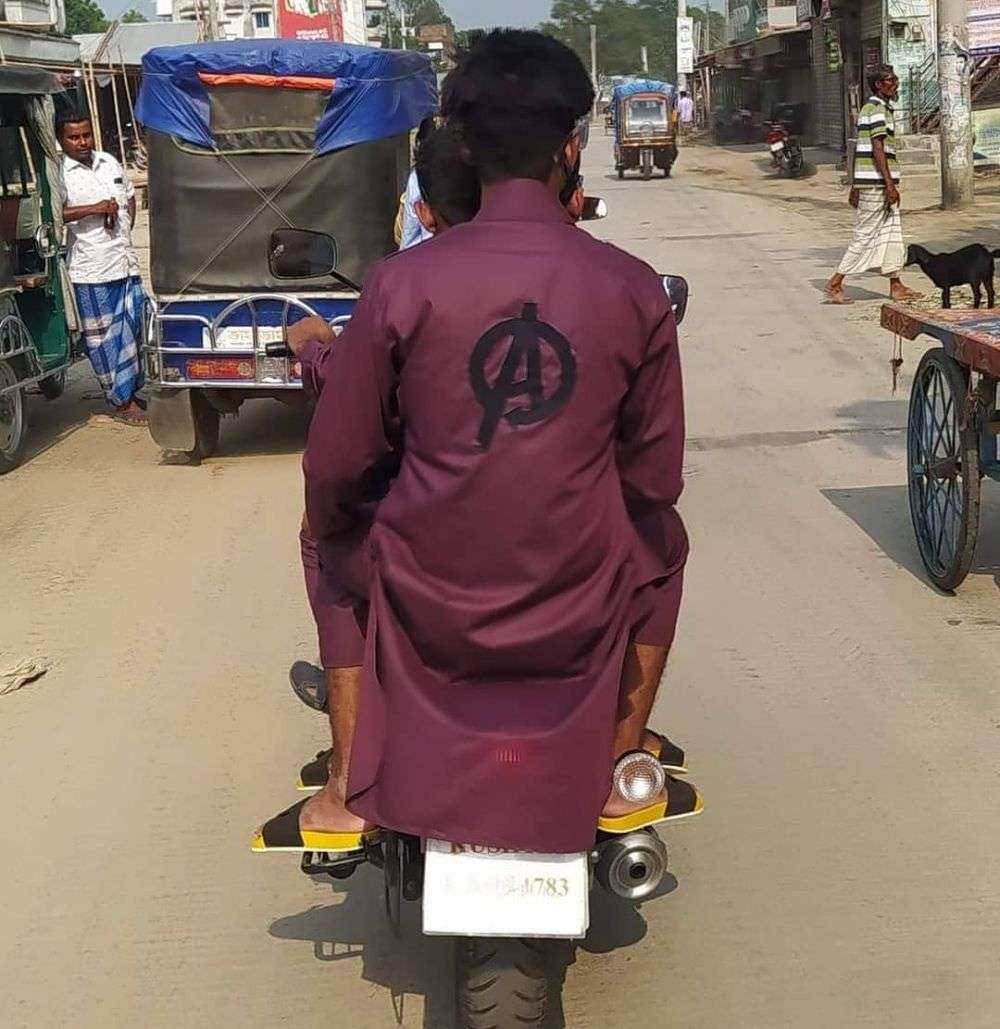 10 Tulisan Lucu di Baju Pengendara Motor, Terakhir Ngakak Abis