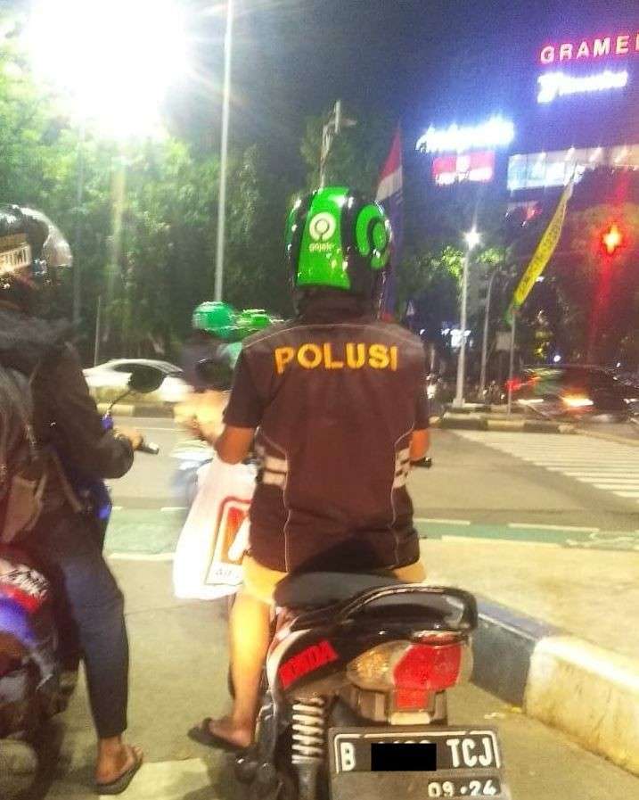 10 Tulisan Lucu di Baju Pengendara Motor, Terakhir Ngakak Abis