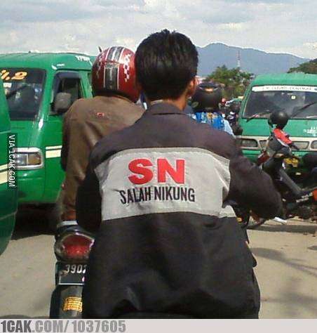 10 Tulisan Lucu di Baju Pengendara Motor, Terakhir Ngakak Abis