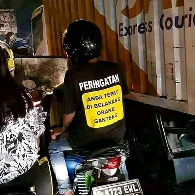 10 Tulisan Lucu di Baju Pengendara Motor, Terakhir Ngakak Abis