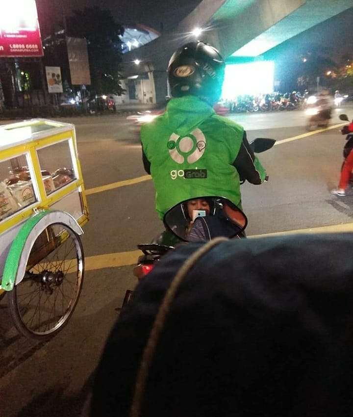 10 Tulisan Lucu di Baju Pengendara Motor, Terakhir Ngakak Abis