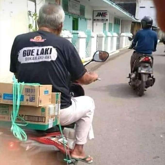 10 Tulisan Lucu di Baju Pengendara Motor, Terakhir Ngakak Abis