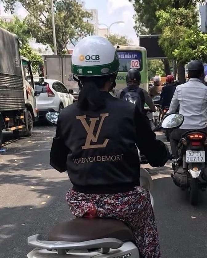 10 Tulisan Lucu di Baju Pengendara Motor, Terakhir Ngakak Abis