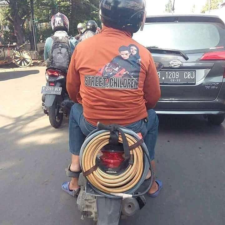 10 Tulisan Lucu di Baju Pengendara Motor, Terakhir Ngakak Abis