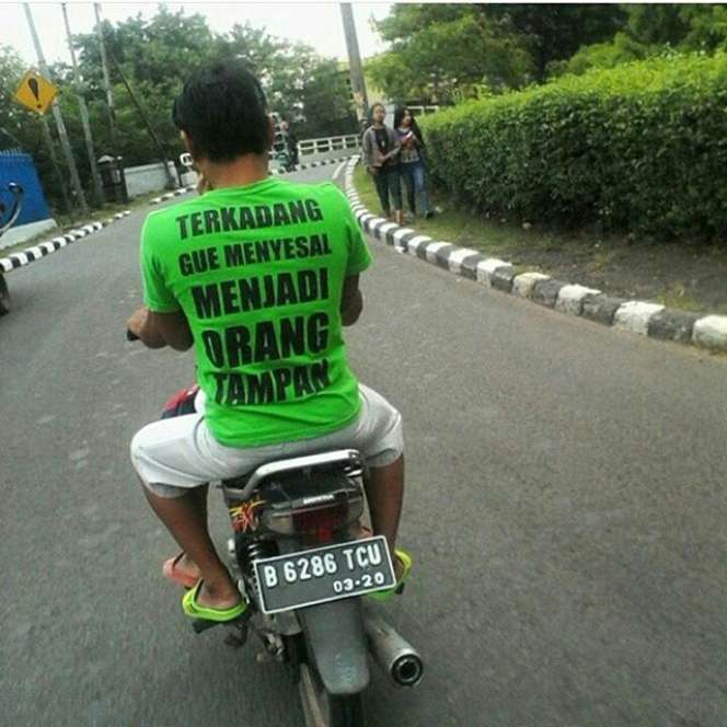 10 Tulisan Lucu di Baju Pengendara Motor, Terakhir Ngakak Abis