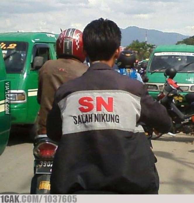 10 Tulisan Lucu di Baju Pengendara Motor, Terakhir Ngakak Abis