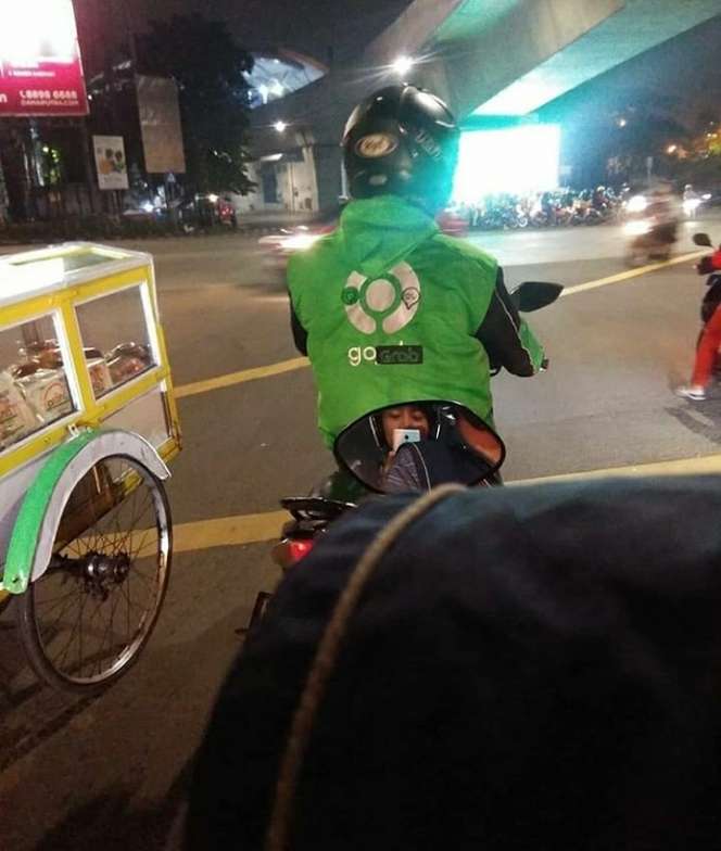10 Tulisan Lucu di Baju Pengendara Motor, Terakhir Ngakak Abis
